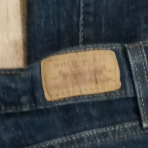 Levi's 10L - (Pre-loved) - Picture 9 of 11